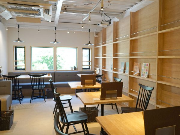 2階にはテーブル席やソファ席など。本棚は今後、地域図書館などに利用することも検討しているのだとか