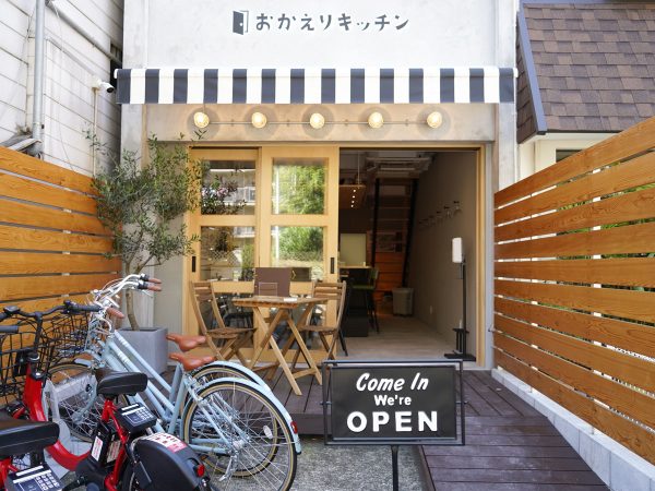 入り口の様子。テラス席もありさまざまな使い方ができそうだ