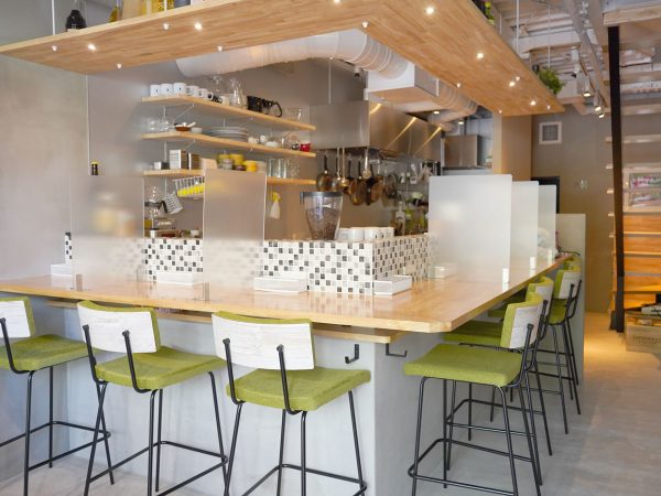 入り口の様子。テラス席もありさまざまな使い方ができそうだ