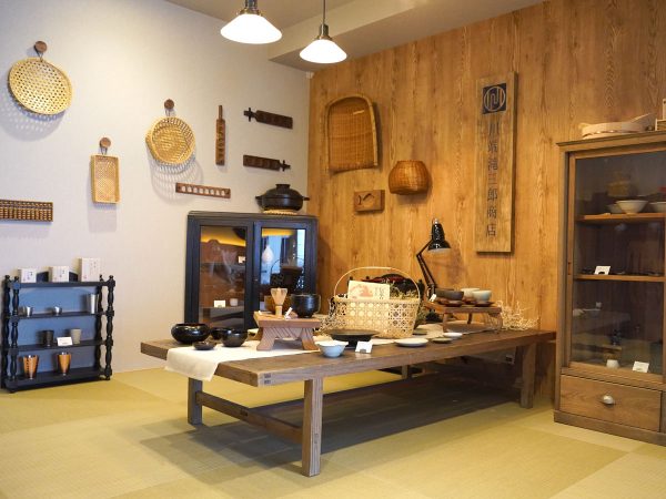 「泊まれる川端滝三郎商店」の様子。壁には、ちりとりや和菓子の木型なども飾られている