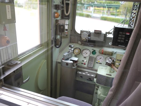 阪神電車武庫川線 武庫川団地前駅から徒歩約13分の場所に、「赤胴車」はある