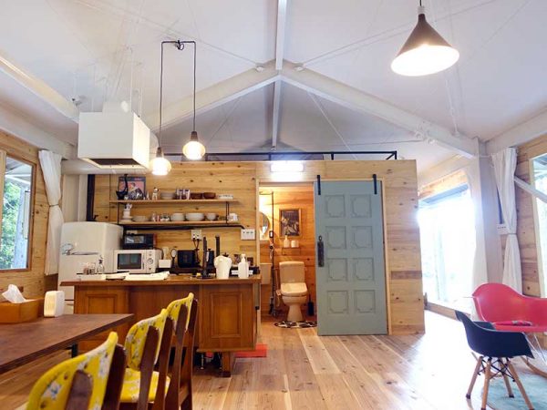 天井が高く、広々とした宿泊スペース。「一日一組限定」はコロナ禍の宿泊スタイルとしても好ましい