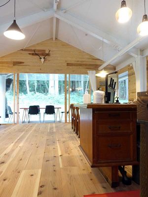 居室の床にもスギ材を使用。幅・厚みのある足場材は肌触りがよく、断熱性能にも優れている