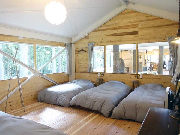 天井が高く、広々とした宿泊スペース。「一日一組限定」はコロナ禍の宿泊スタイルとしても好ましい