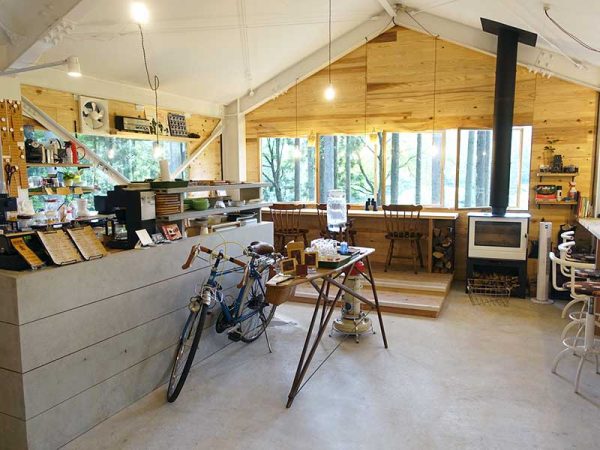 森林が臨める喫茶スペース。蒜山地域の旬の食材を仕入れ、仕込みから料理まで植木さんが手がけている