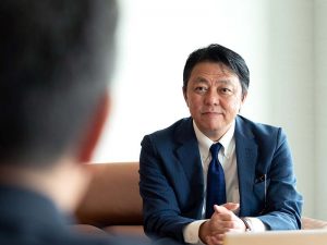 <b>井上 高志：</b>株式会社 LIFULL 代表取締役社長。1997年株式会社ネクスト（現LIFULL）を設立。インターネットを活用した不動産情報インフラの構築を目指して、不動産・住宅情報サイト「HOME'S（現：LIFULL HOME'S）」を立ち上げ、日本最大級のサイトに育て上げる。現在は、国内外あわせて約20社のグループ会社、世界63ヶ国にサービス展開している