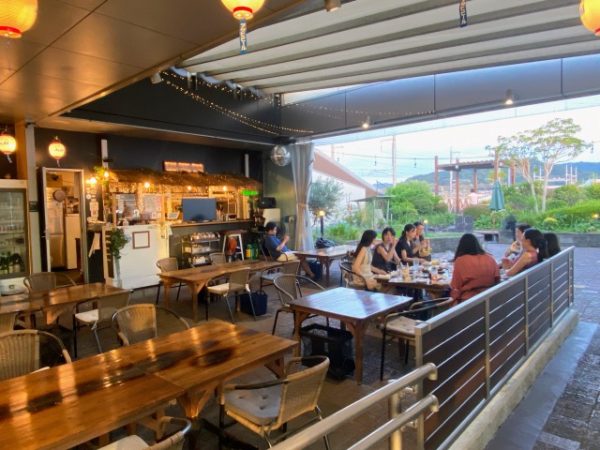 地産地消が売りの「博多南ナチュラルビア＆オイスターガーデン」。生産者を紹介するパンフレットも製作している。那珂川市内各地で採れた野菜や卵、豆腐やしょうゆなどの加工品、近くの糸島の海で採れた海産物を調理して提供する