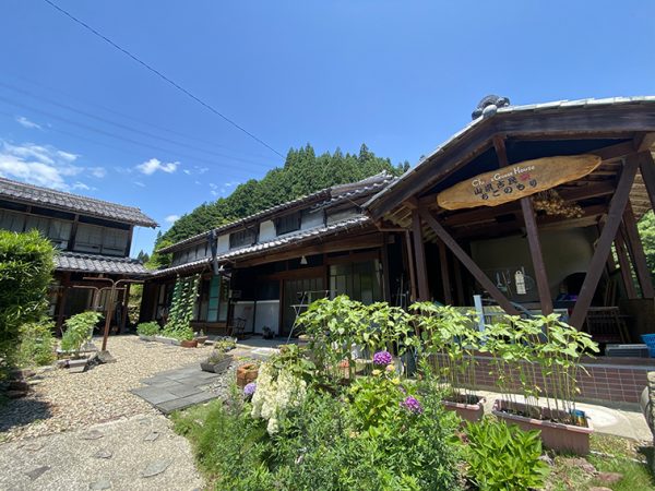 自然豊かな山間に佇むゲストハウス「山県古民家ちごのもり」