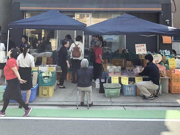 「ビルドヒューマニーマルシェ」には新鮮な地元野菜や花などが並び、地域の人々に喜ばれている
