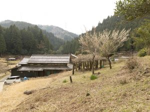 地場産業の林業などが衰退し、過疎化が進む山県市美山地区