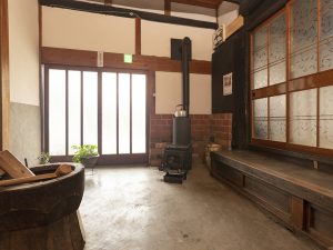 昔ながらの里山の暮らしを感じられる土間部分