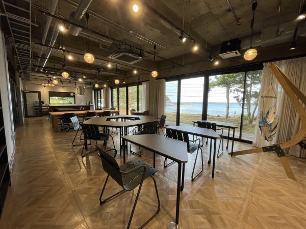 海辺にあるワーケーション施設は、リゾート感満載だ