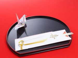 両方の先端が細くなっている「祝い箸」。一方を年神様、もう一方を人が使い、年神様と共に食事をするという意味が込められている
