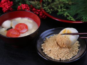 別皿のきなこにお雑煮のお餅をつけていただく、きなこ餅雑煮