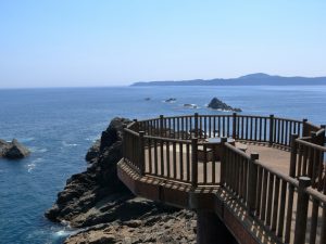 岩手県大船渡市の碁石岬から太平洋を望む