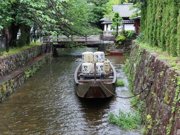 江戸時代の豪商、角倉了以が開削、京都の経済活動に大きく貢献した高瀬川。現在も川沿いの景観が観光都市京都で大きな存在となっている