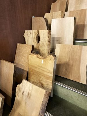 今回のワークショップで使用した端材。サクラ、ブビンガ、トチ、ヒノキ、カバ、ニレなど、色や形の違う木材が用意された