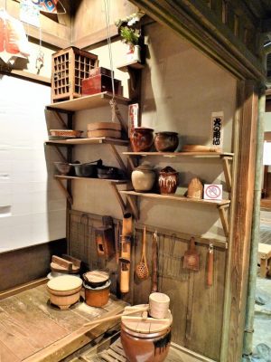 長屋の台所。狭い空間が効率よく使われているのがわかる

