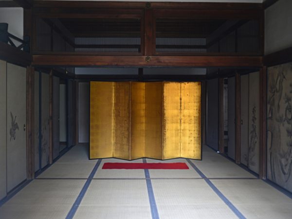 人類は金が好きである。世界中の遺跡から金の装飾品が出土し、様々な宗教の神像・仏像は金を纏っている。黄金の輝きは神秘に包まれているのだろう