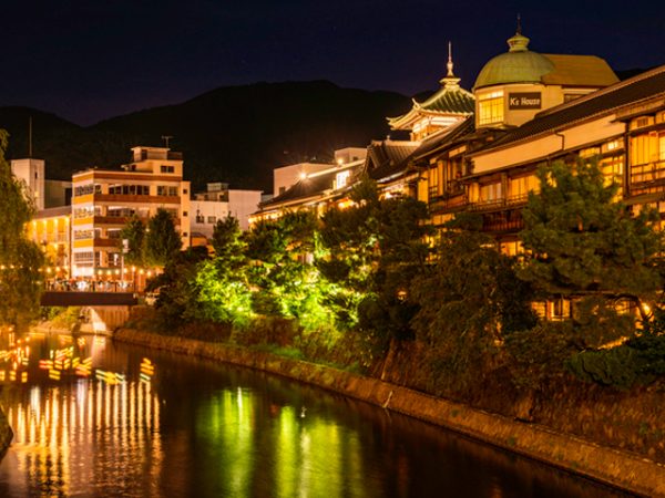 三浦按針、本名ウイリアム・アダムスはオランダ船リーフデ号の航海士。1600年に日本に漂着、家康に気に入られ、外交顧問として仕官した。按針祭の起源は、この地で日本初の洋式帆船が建造されたことによる