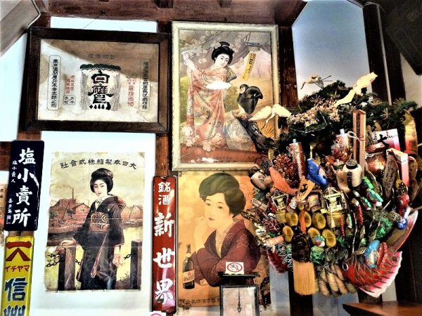 清酒やビール、製糖会社などのポスターや看板が飾られているスぺ―ス