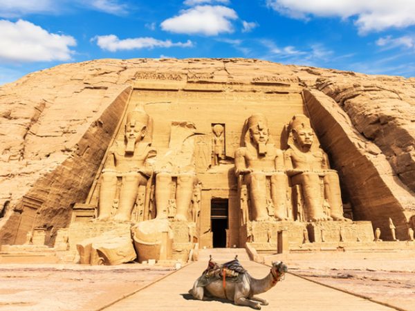 エジプト南部、ラムセス2世の事績を称えるために建造された石山をくり抜いた巌窟大神殿「アブシンベル神殿」。1960年代にアスワン・ハイ・ダムの建設に伴い移築された