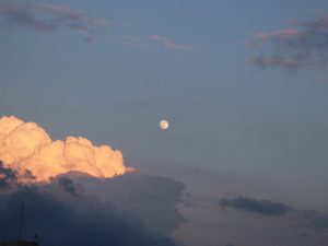 西の地平線に太陽が沈むと東の空に月が登る。古代人から見れば、さながら月は太陽の化身に見えたのかも知れない