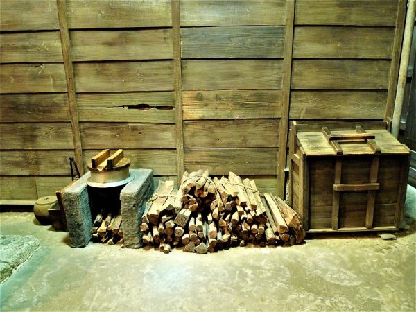 長屋の台所。狭い空間が効率よく使われているのがわかる

