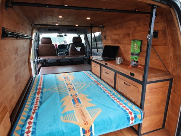 外装は、自然に溶け込むようなカーキ色に塗装された（ウレシカ提供）