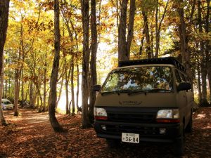 外装は、自然に溶け込むようなカーキ色に塗装された（ウレシカ提供）