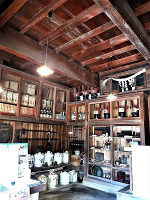 館内にはかつての吉田屋酒店の様子を写した写真も飾られている。上は1909（明治42）年1月3日に撮影されたもので、下は1933（昭和8）年頃の撮影


