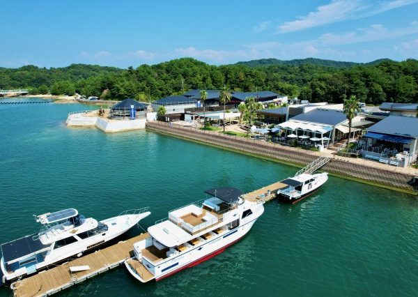 現在の前島、松島港。マリンリゾートとして大人気の観光スポットになった（写真提供：シークルーズ）