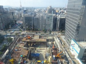 イムズの屋上から北側を見ると、大規模な建て替えが進行中