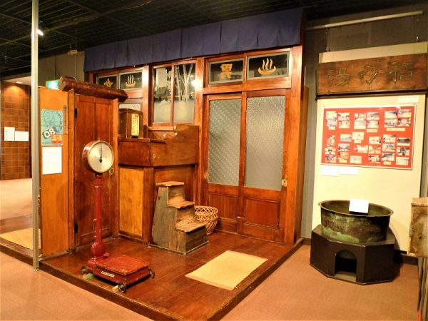 2階展示室の様子。左上）関東大震災では、長屋などの木造家屋が密集した下町一帯は大きな被害を受けた。台東区の旧下谷区は約47％、旧浅草区は96％が焼失。そうした被災状況と復興にまつわる資料を見ることができる。</BR>右上）1890（明治23）年に開業した12階建ての浅草凌雲閣は、日本で初めてエレベーターが設置された建物として歴史に名を残す高塔。関東大震災で崩落してしまった。</BR>右下）昭和初期に使われた衛生道具を展示するコーナーもあり、当時のマスクや氷まくら、吸入器などが並ぶ。</BR>左下）取材に訪れた際には、「大正～昭和にかけての夏の1日」と題した特別展が開催されていた。上段に氷を入れて冷やす木製氷冷蔵庫、手回し式のかき氷機など、暑さをしのぐために用いていた生活道具を見ることができた。