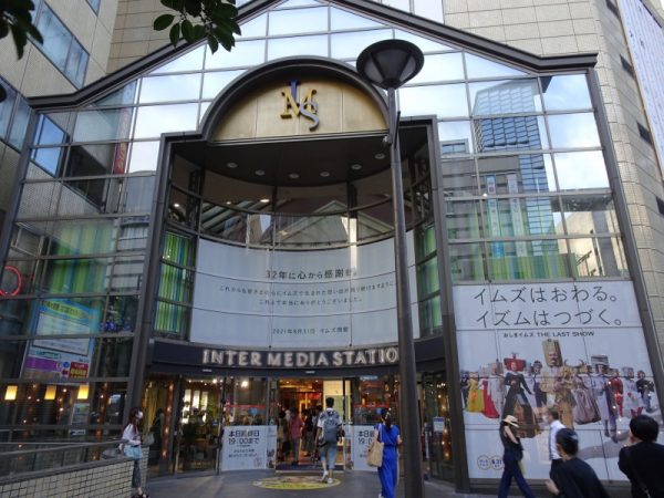 曲線が印象的なエントランス