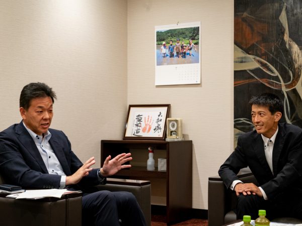 大阪・淀屋橋と京都・出町柳を結ぶ京阪特急は、テレビカーやダブルデッカーなど、常識にとらわれない発想で独自の価値を築いてきた。2017年にはプレミアムカーを導入するなど、挑戦的な姿勢は健在だ