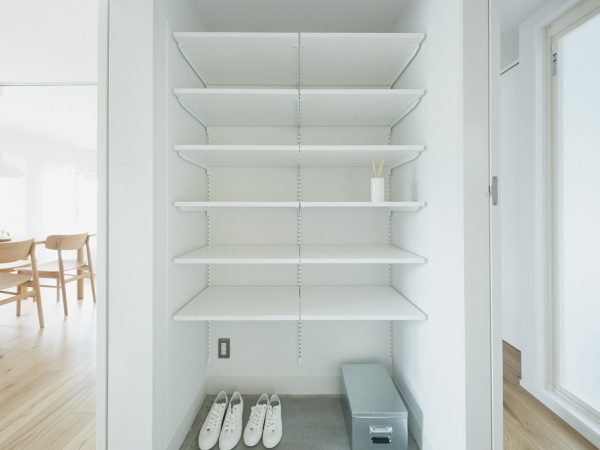 シューズボックスの左右から回遊できるつくり