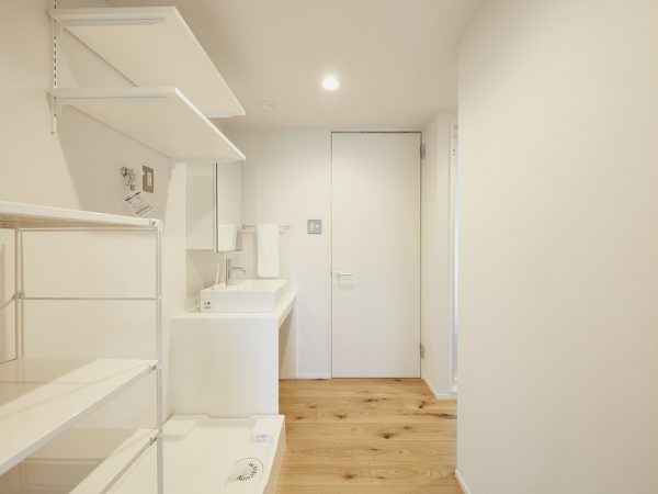 個室の収納も取り外し可能なラックを設置