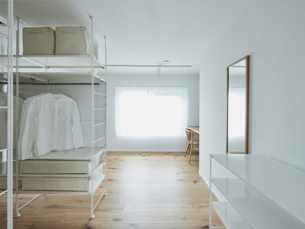 個室の収納も取り外し可能なラックを設置