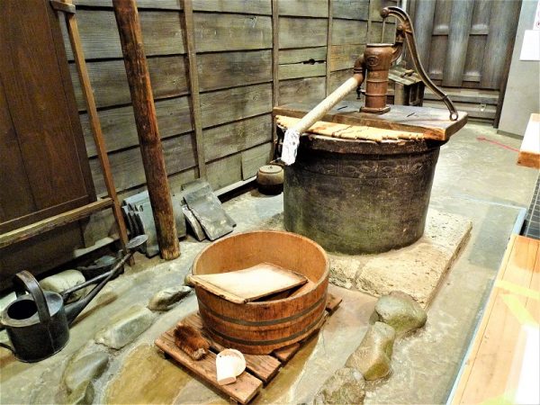 長屋の路地は住人共用のスペースとあって、下町ならではの生活感にあふれている。</BR>物干し竿にはおむつ（当時は古い木綿の浴衣を解いて、手づくりしていた）が干してあったり、軒先には胃薬や蚊よけなどに使われた陳皮（ちんぴ：乾燥させたみかんの皮）、洗濯のりや洗髪に使用した布海苔（ふのり：海岸近くの岩に生い茂る紅藻を煮て網状に固めたもの）などが吊るされている。身近なものを使うという当時の人々の工夫をかいま見ることができる