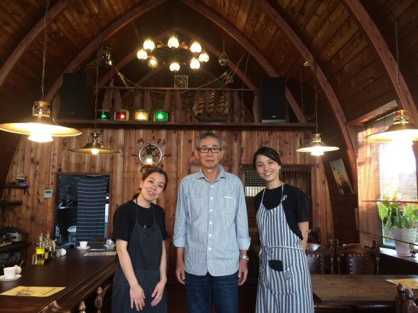 右が店長の橋本悦子さん、左が料理長の草原亜沙美さん。中央は創業者の岡本信行さんだ