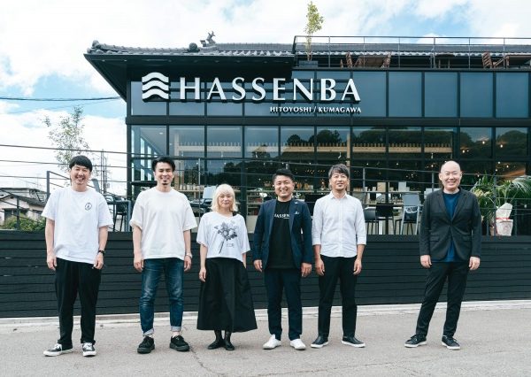 明るいカフェコーナー。キッチンもオープンで、子どもたちがパンケーキが焼けるところを見物できるようになっている