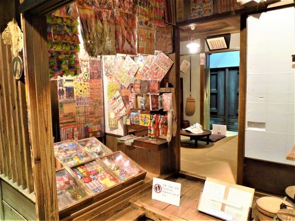 台東区立下町風俗資料館の専門員、近藤剛司さん。「この資料館では幅広い角度から企画・展示ができるので、学芸員としてもやりがいがあります」と話す

