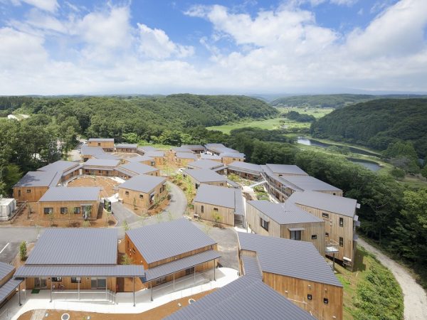 完成直後のゆいま～る那須。庭を挟んで建物が向き合うような形で配されている　撮影/新澤一平