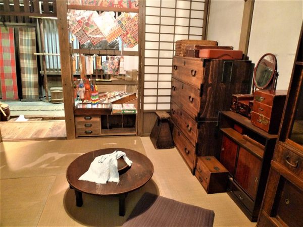 台東区立下町風俗資料館の専門員、近藤剛司さん。「この資料館では幅広い角度から企画・展示ができるので、学芸員としてもやりがいがあります」と話す

