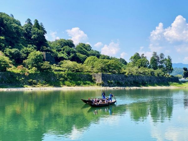 明るいカフェコーナー。キッチンもオープンで、子どもたちがパンケーキが焼けるところを見物できるようになっている
