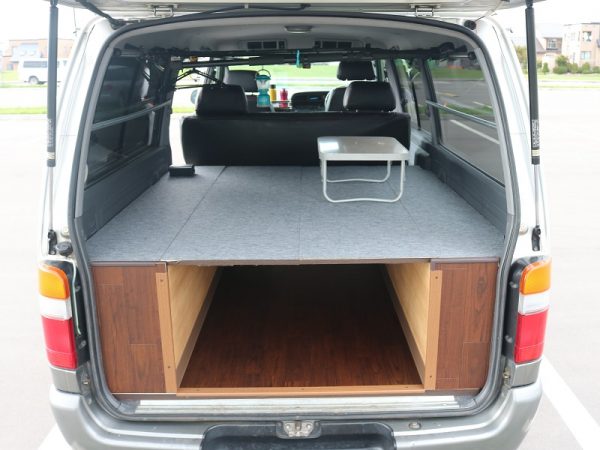 外装は、自然に溶け込むようなカーキ色に塗装された（ウレシカ提供）