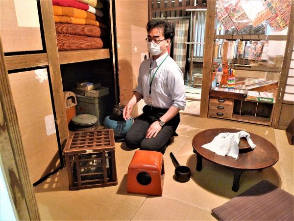 長屋住まいの一角で仕事をする居職の銅壷職人。作業場にはさまざまな道具があり、ひとつひとつの工程を手作業で行っていた。このように手間ひまかけてものをつくっていた時代、使い捨てにするという生活習慣はなく、傷んだ部分を修理しながら長く使っていた