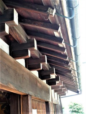 旧吉田屋酒店では、伝統的な「出桁造り」の構造を見ることができる。写真は真横から見た、1階軒下の様子。張り出した梁が等間隔で並び、その上に桁をのせている