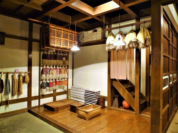 商家は、下駄や草履の花緒の製造卸問屋という設定。軒下は「出桁（だしげた）造り」。出し梁が90㎝間隔で並び、その上に出桁（だしげた）がのっている。</BR>取材に訪れたのは夏の初めで、七夕飾りがされていた。四季折々でこうした演出をほどこし、下町の四季の情景を再現している